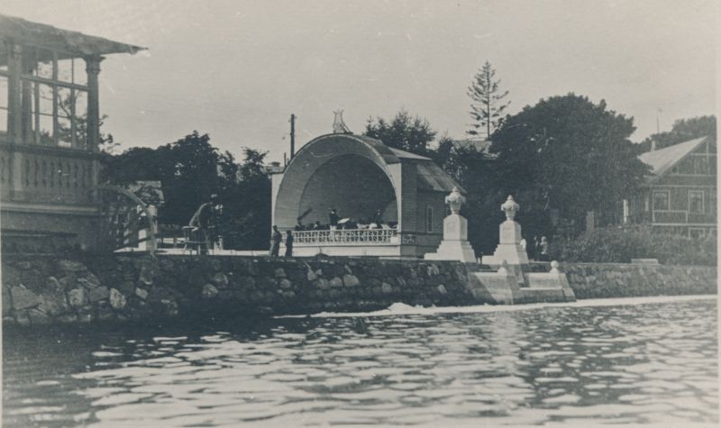 Foto. Roman Haavamäe dekoratiivne rannatrepistik I, 1930. Haapsalus. Taamal kõlakoda.