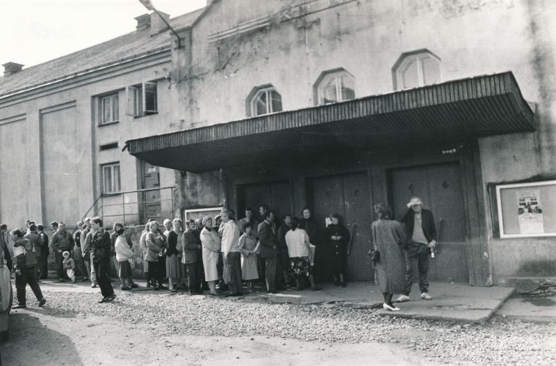 Foto. Haapsalu töötud abiraha järjekorras kino "Kungla" ees. Kevad 1993.a. Mustvalge.