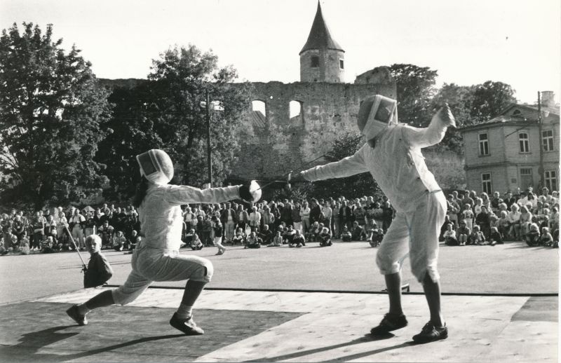 Foto. Vehklejad Läänlaste päevade spordipäeval Haapsalu Lossiplatsil 27.07.1993.a. Mustvalge.
