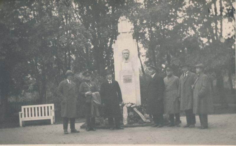 Foto. R. Tobiase monument Haapsalus. Grupp inimesi, kelle seal H. Alver ja R. Haavamägi. 1929.