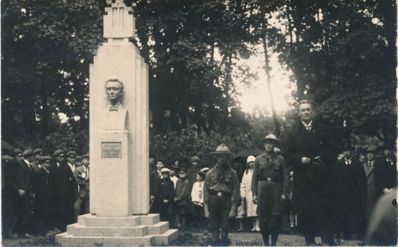 Foto. R. Tobiase monumendi avamine Haapsalus 1929. Paremal H. Alver ja R. Haavamägi. Monumendi kõrval skaudid.