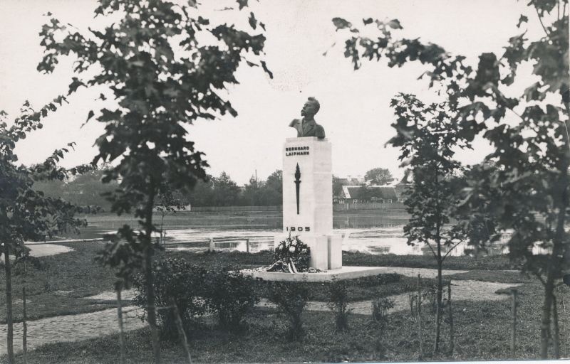 Foto. Roman Haavamägi, 1905.a. revolutsiooni kangelase Bernhard Laipmani pronksbüst Saaremaa marmorist alusel, üldkõrgus 3,5 m.
Foto J.Grünthal.