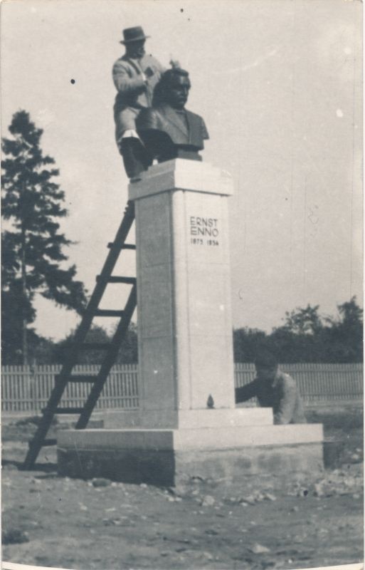 Foto. Ernst Enno monument Haapsalus. Haavamägi annab püstile viimast lihvi.