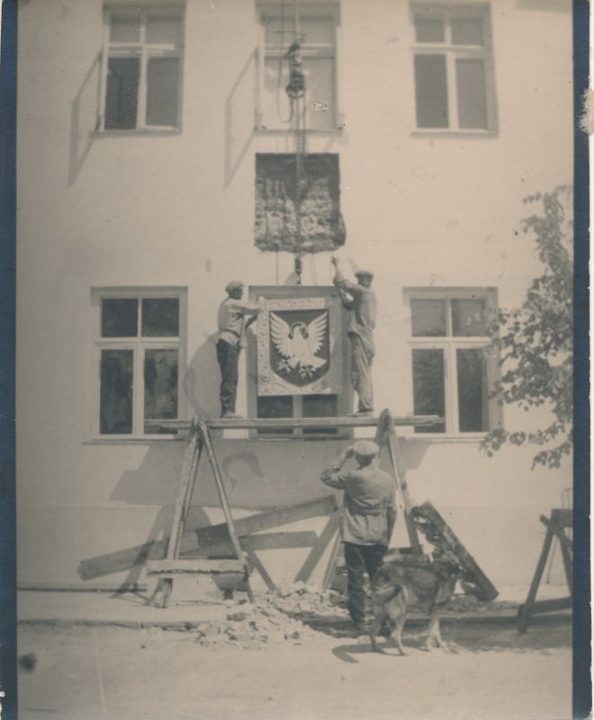 Foto. Haapsalu, Suur-Lossi tänav, maavalitsuse hoonele Läänemaa vapi paigaldamine 1937.a.
Foto: R.Haavamägi.