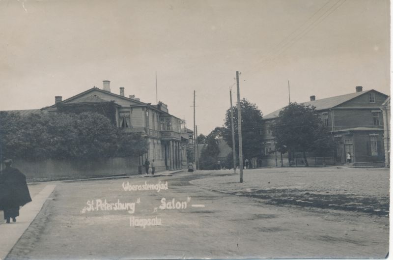 Foto. Võõrastemaja "St. Peterburg" ja "Salon" Haapsalus vaadatuna turuplatsi poolt. Foto u. 1920.a.