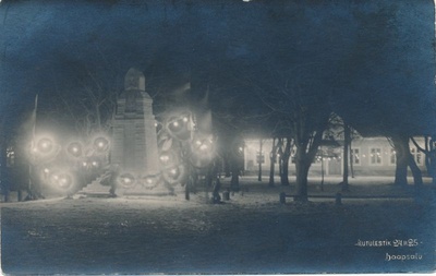 Foto. Ilutulestik Haapsalu Turuplatsil Vabadussõja mälestussamba juures 24.veebruaril 1925.a.
Foto: J.Grünthal.  duplicate photo