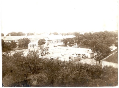 Foto. Haapsalu turuplatsi vaade linnuse müüridelt. Turuplatsil esiplaanil kolm kioskit, tagaplaanil hotell "Salon". u 1900.  similar photo