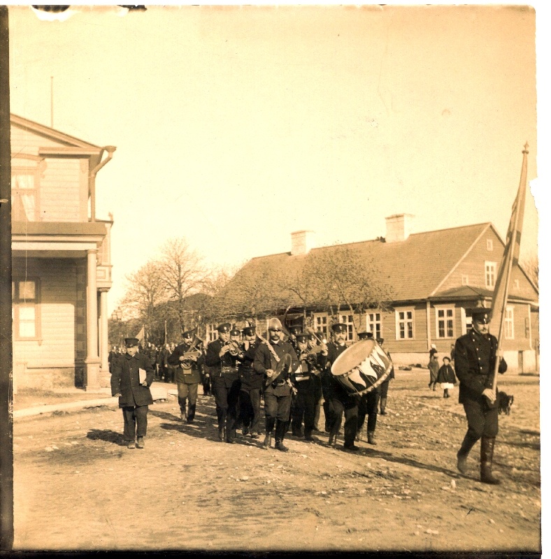 Foto. Haapsalu tuletõrjujate rongkäik eesotsas orkestriga suundumas turuplatsile. Foto u. XX saj. algaastatelt. Mustvalge.