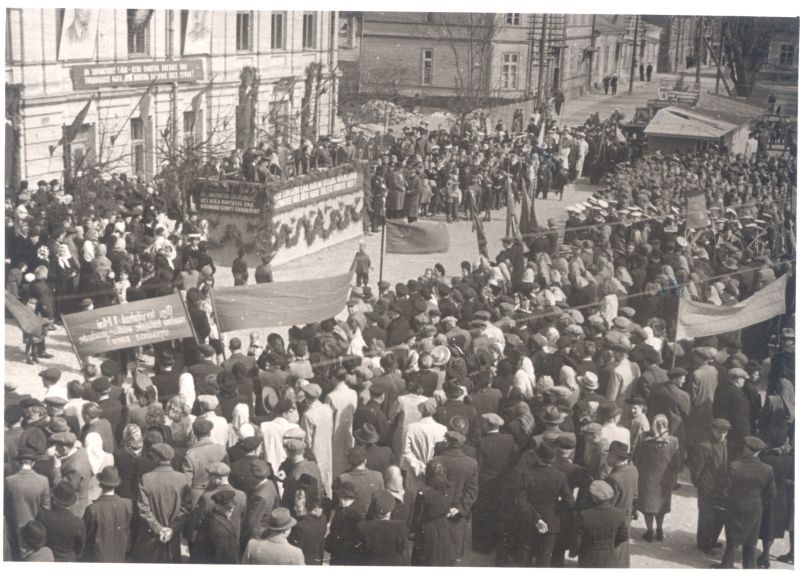 Foto. 1. mai miiting Haapsalu turuplatsil. 1949. Esiplaanil rahvahulgad lippudega.