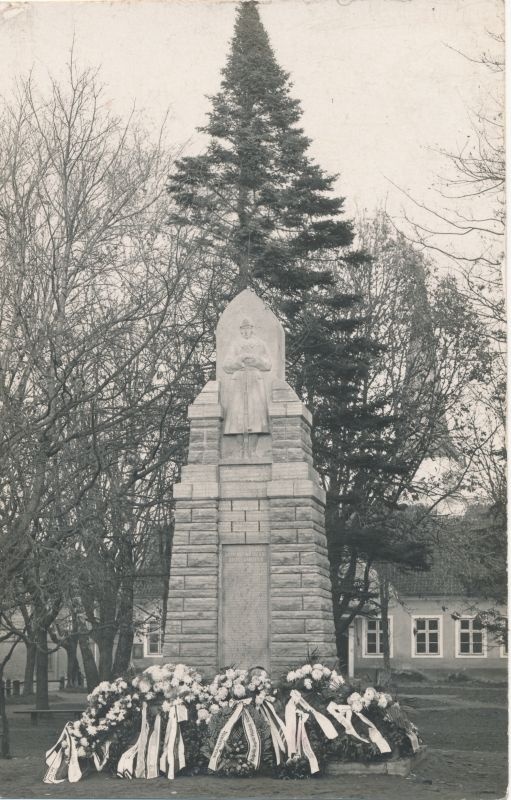 Foto. Lilleehtes Vabadussõja mäletussammas Haapsalu turuplatsil 09.11.1924.