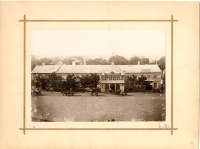 Foto. Hotell "Salon" turuplatsil ja hotelli ees seisvad voorimehed. u 1900.  duplicate photo