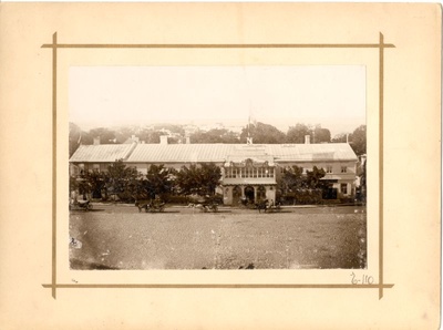 Foto. Hotell "Salon" turuplatsil ja hotelli ees seisvad voorimehed. u 1900.  duplicate photo