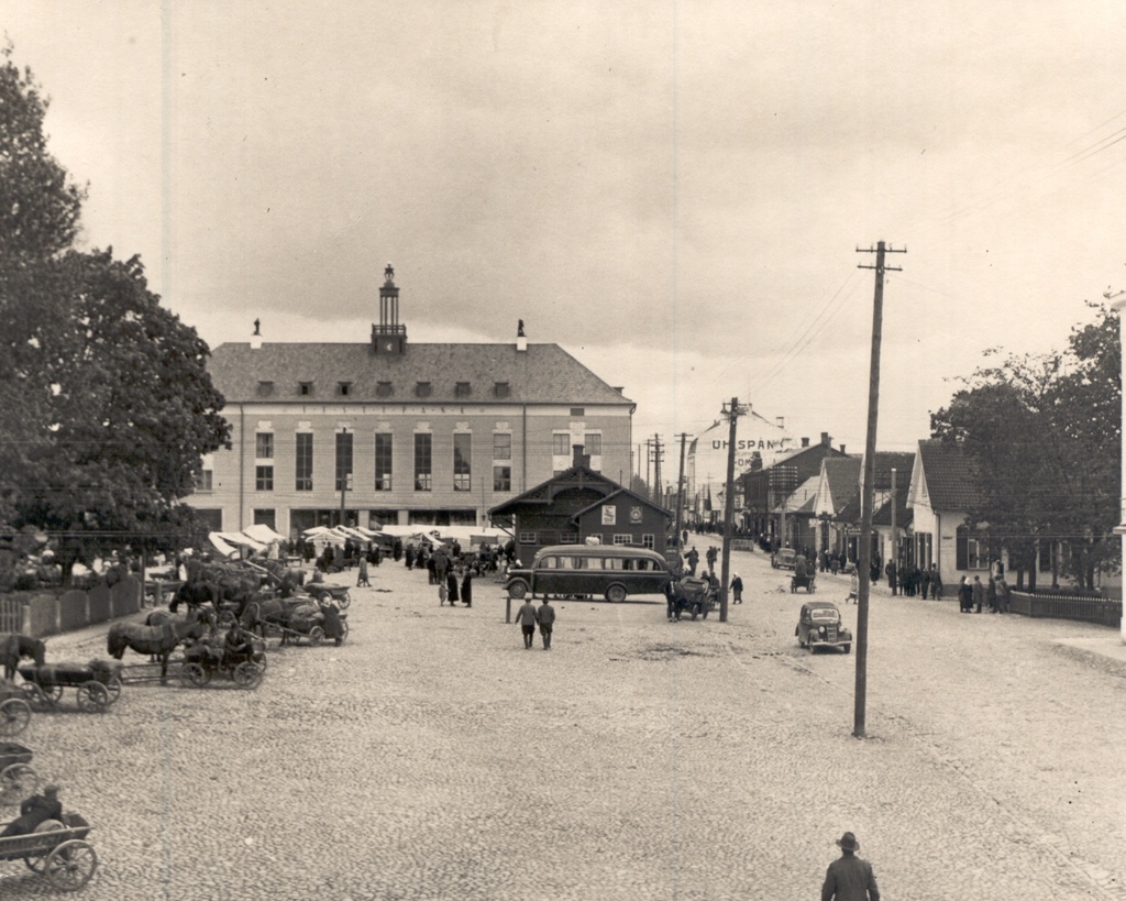 Foto. Vaade Võru linna turuplatsile ja Eesti Panga Võru osakonna hoonele 1939. a.