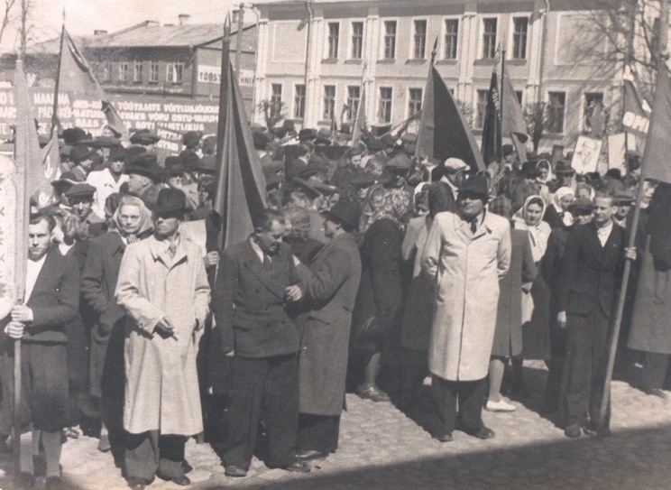 Foto. Võru töötajate 1.mai paraad ja demonstratsioon   Võru turuplatsil 1949.a.