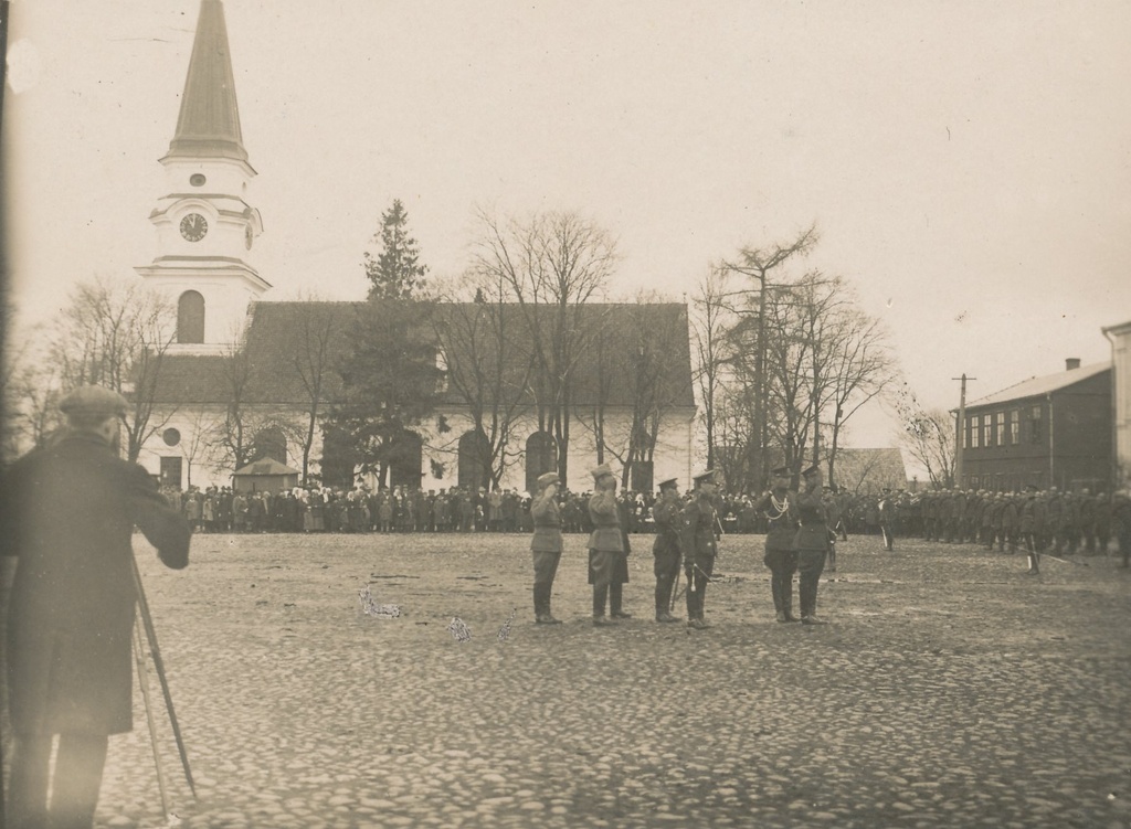 Foto. Eesti kaitseväe paraad  Võru turuplatsil  8. Üksiku Jalaväepataljoni aastapäeval 1. mail 1926.a.