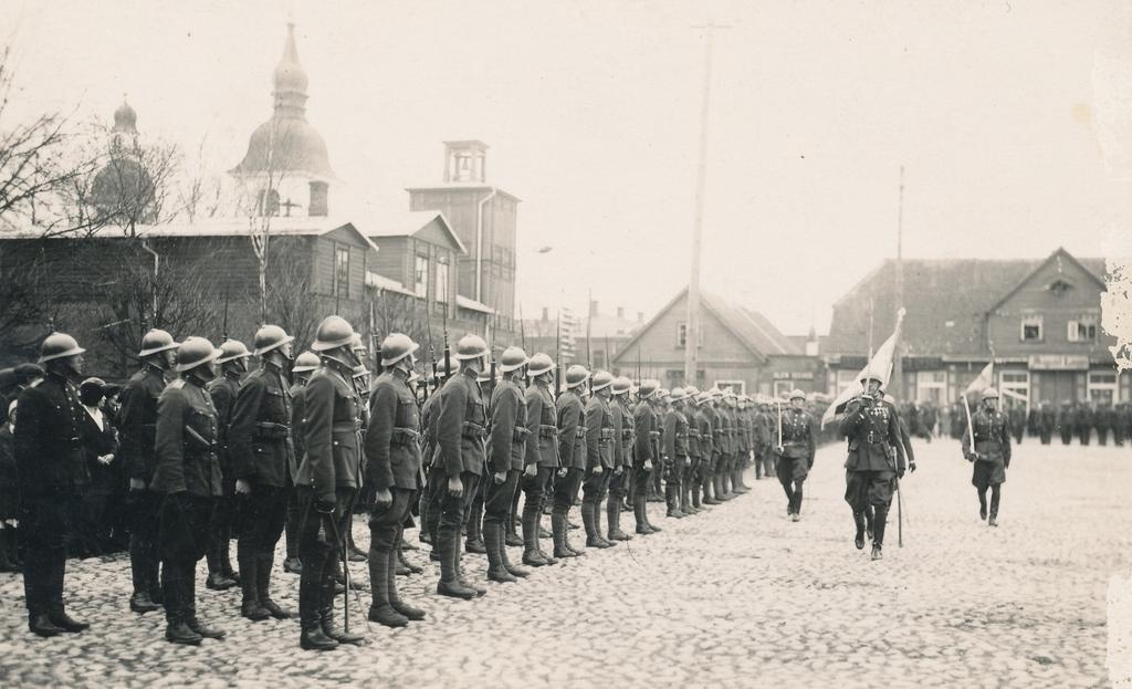 Foto.Sõjaväeparaad Võru turuplatsil 18.detsembril 1931.a 7.jalaväerügemendi 13.aastapäeva puhul.