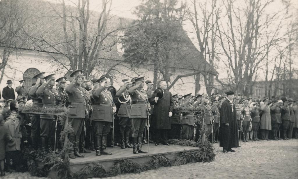 Foto.7.jalaväerügemendi 13.aastapäevale pühendatud sõjaväeparaad Võru turuplatsil 18.detsembril 1931.a.