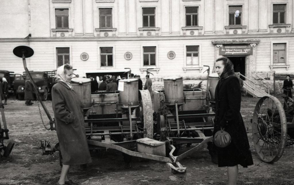 Orissaare rajooni põllumajandussaavutuste näitus 1955.a.: põllutöömasinate väljapanek