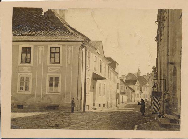 Jaani tänav, vaade vangla (paremal) juurest kesklinna suunas. Vasakul nn Kuramaa printsessi maja. Tartu, 1880-1890.