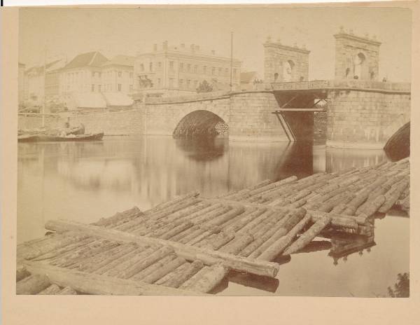 Kivisild, palgiparv jões. Taga Raekoja platsi majad. Tartu, 1880-1890.