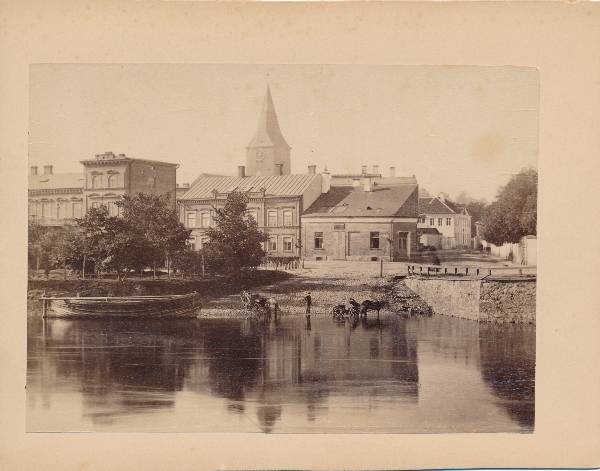 Veevedajad Emajõe ääres puusilla juures, taga Laia ja Lihapoe t ristmik. Tartu, 1880-1890.