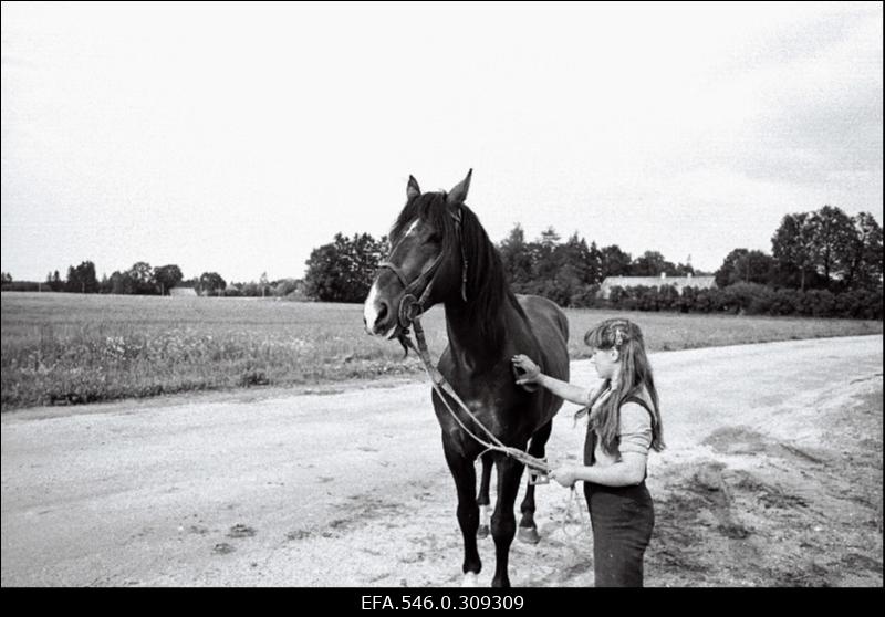 Edasi kolhoosi ratsasportlane Ene Jaakson.