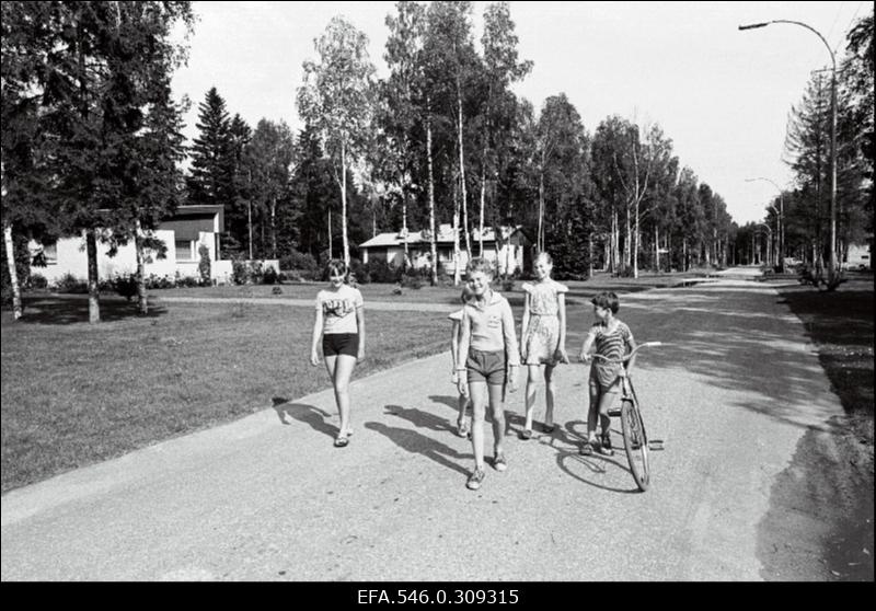 Libatse küla lapsed külatänaval.