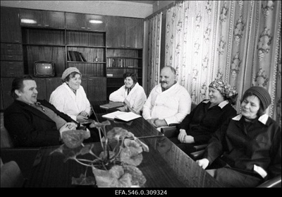 Edasi kolhoosi peazootehnik Toomas Ott (vasakult), seakasvatuse zootehnik Valentina Kera, brigadir Vaike Tammik, farmimehaanik Lembit Ainsar, veterinaararst Arseni Põldve, poegimissigala operaatorid Maie Põldmaa ja Vilma Kuuskmaa.  duplicate photo