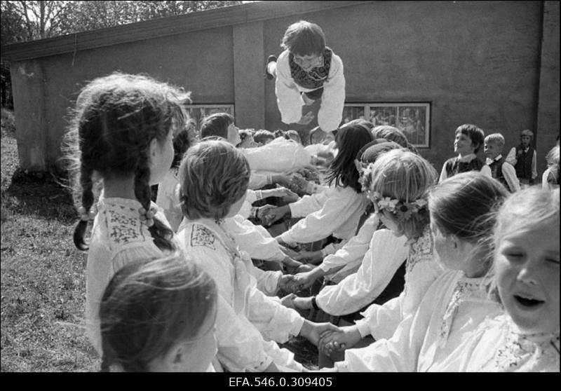 V Koolinoorte laulu- ja tantsupidu.