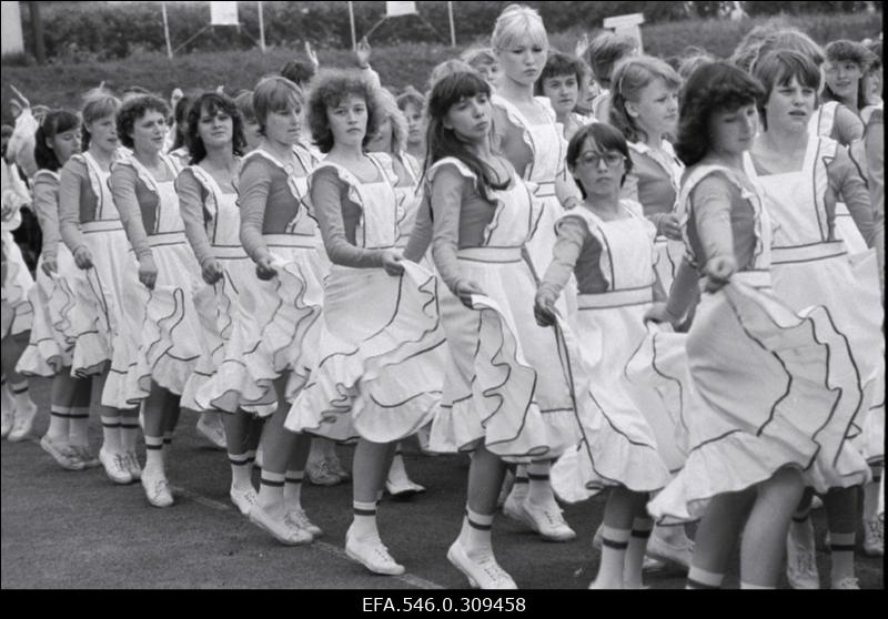 V Koolinoorte laulu- ja tantsupidu.