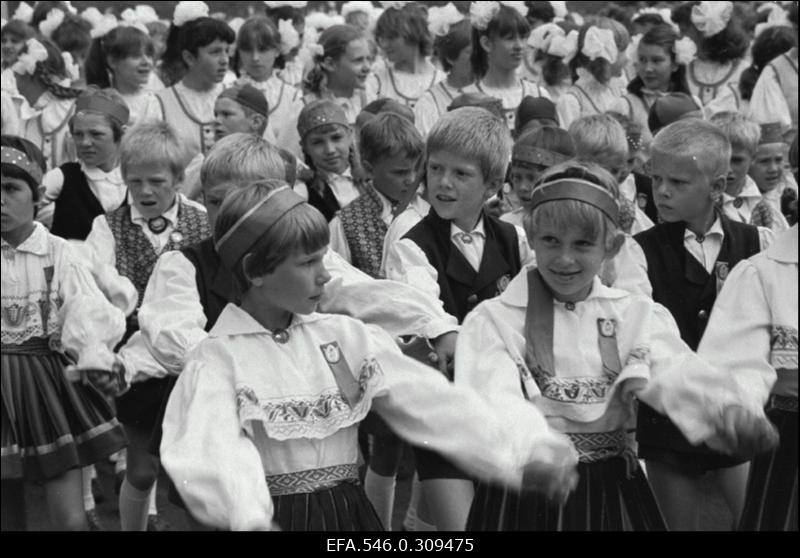 V Koolinoorte laulu- ja tantsupidu.