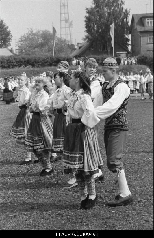 V Koolinoorte laulu- ja tantsupidu.