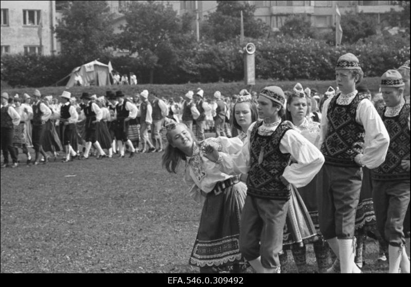 V Koolinoorte laulu- ja tantsupidu.
