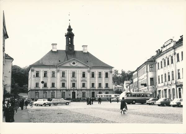 Raekoja plats ja raekoda, bussid ja autod platsil. Tartu, 1965. Foto K. Raud.