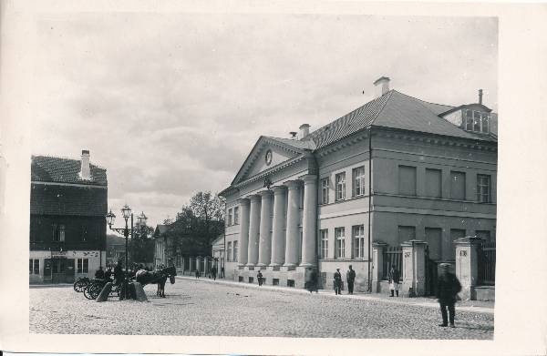 Vene tänav. Paremal Tartu veterinaarinstituut, peahoone.  1910-1915