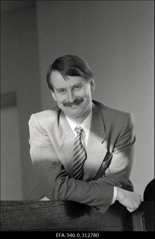 Siim Kallas, ajalehe "Rahva Hääl" peatoimetaja asetäitja (1986–1989).