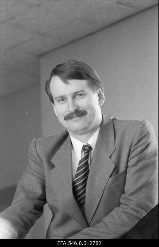 Siim Kallas, ajalehe "Rahva Hääl" peatoimetaja asetäitja (1986–1989).