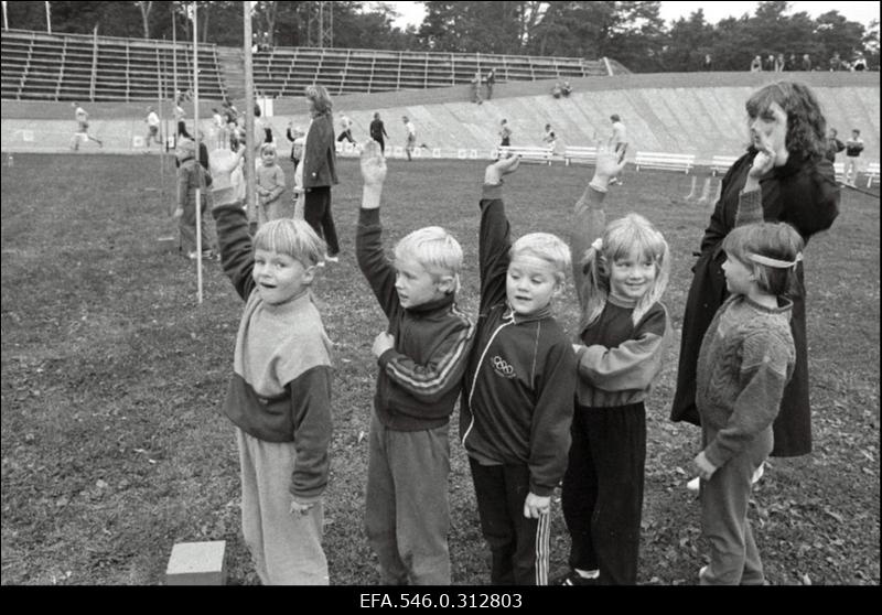 Eesti NSV ja Tallinna fašistlikust okupatsioonist vabastamise 43.aastapäevale pühendatud "Rahva Hääle" 5. rahvajooks ja 3. lastejooks.