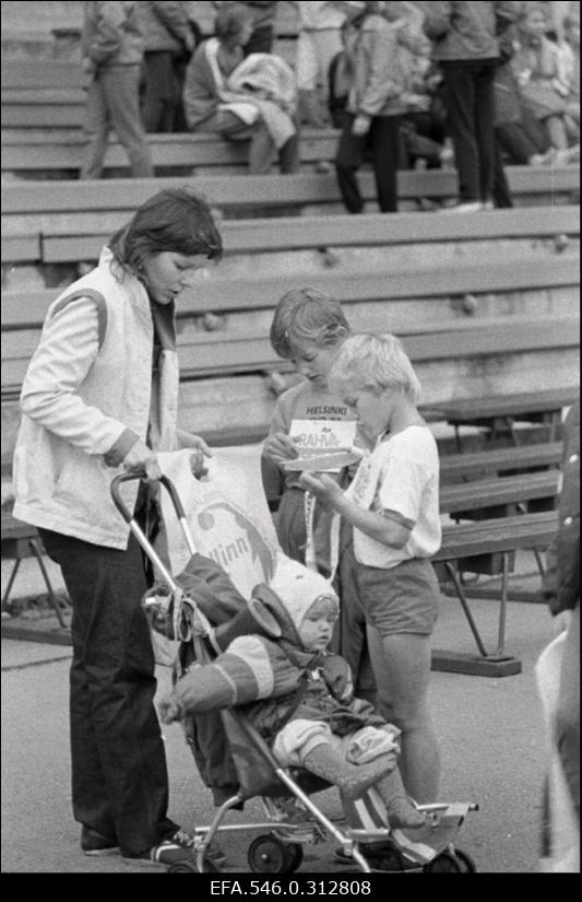 Eesti NSV ja Tallinna fašistlikust okupatsioonist vabastamise 43.aastapäevale pühendatud "Rahva Hääle" 5. rahvajooks ja 3. lastejooks.