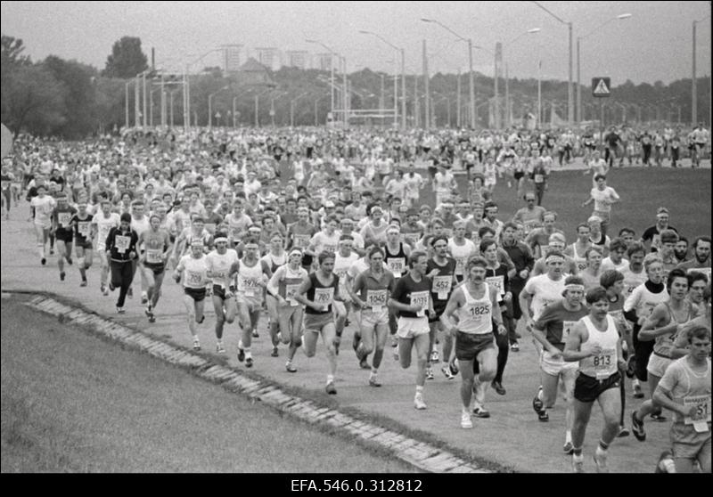 Eesti NSV ja Tallinna fašistlikust okupatsioonist vabastamise 43.aastapäevale pühendatud "Rahva Hääle" 5. rahvajooks ja 3. lastejooks.