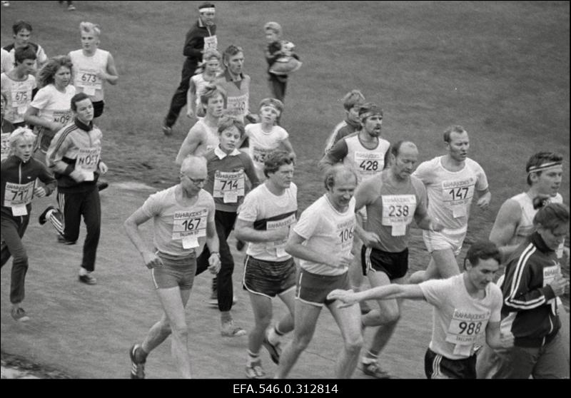 Eesti NSV ja Tallinna fašistlikust okupatsioonist vabastamise 43.aastapäevale pühendatud "Rahva Hääle" 5. rahvajooks ja 3. lastejooks.