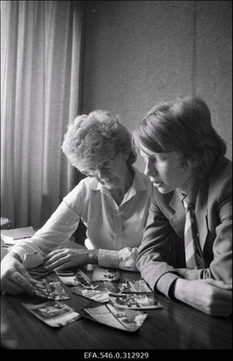 Vestlusi "Rahva Hääle" rubriigi "Õhtujutud" jaoks viib läbi toimetaja Valve Raudnask.  similar photo