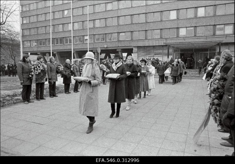 ENSV teenelise ajakirjaniku, sõjaveterani, Lenini ordeni kavaleri, ENSV Ülemnõukogu nelja koosseisu saadiku, "Rahva Hääle" pikaaegse (alates 1955.a) peatoimetaja August Saaremäe (Saaremägi) matus.