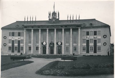 Töölismaja (Riia 60), Suure Sotsialistliku Oktoobrirevolutsiooni 23. aastapäev; nõukogude sümboolika majal. Tartu, 1940.  Endine Kaitseliidu maja, hilisem EPA.  duplicate photo