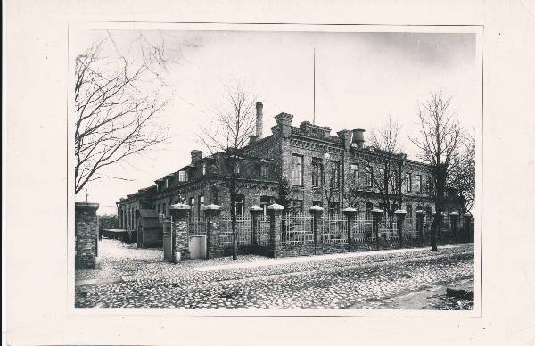 Peenviinavabrik, Kastani t.  Tartu, 1910. aastad. 

(Hiljem Tartu naha- ja jalatsikombinaadi hoone.)