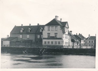 Hobuse t. Esiplaanil Treffneri gümnaasium, taga praegune Narva 23 hoone. Tartu, 1910-1915.  duplicate photo