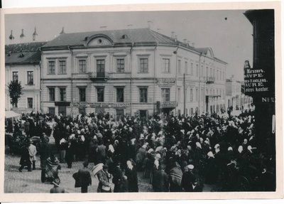 Henningi plats, Raatuse t nurk. Nurgamajas (otsevaates) kauplus, einelaud, teemaja. Tartu, 1915-1918.  duplicate photo