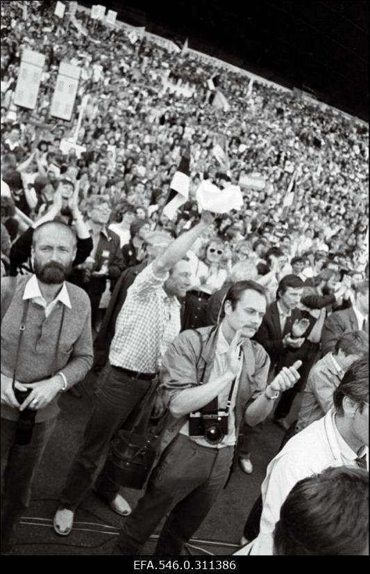 Delegatsioon lauluväljakul.