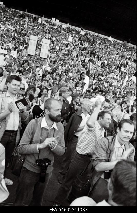 Delegatsioon lauluväljakul.