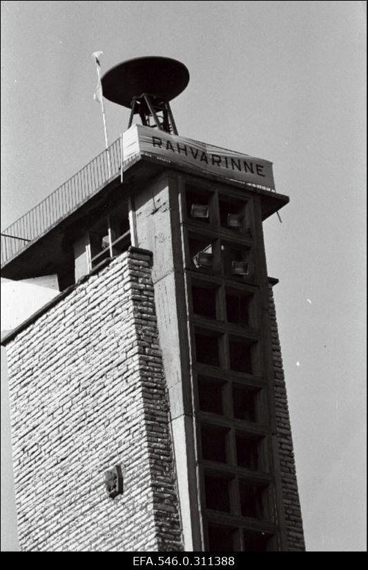 Delegatsioon lauluväljakul.